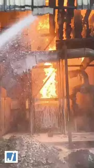 FIRE: टेक्सटाइल फैक्ट्री के ऑयल टैंक में भीषण आग! आसमान में उठीं लपटें FIRE: टेक्सटाइल फैक्ट्री के ऑयल टैंक में भीषण आग! आसमान में उठीं लपटें