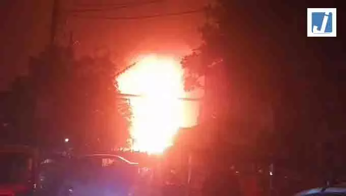 FIRE VIDEO: गैस रिफिलिंग के दौरान भीषण आग, दुकान में सिलेंडर ब्लास्ट से मचा हड़कंप FIRE VIDEO: गैस रिफिलिंग के दौरान भीषण आग, दुकान में सिलेंडर ब्लास्ट से मचा हड़कंप