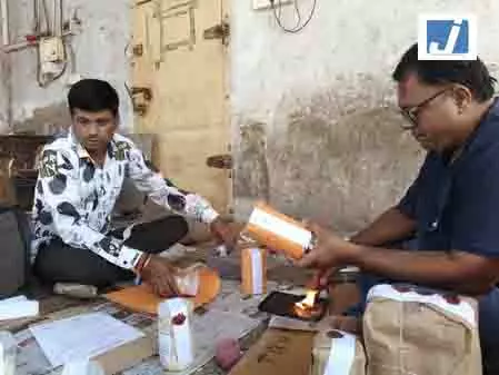 60 लाख का मावा बेचने पर रोक! 40,500 किलो स्टॉक में मिली बड़ी गड़बड़ी 60 लाख का मावा बेचने पर रोक! 40,500 किलो स्टॉक में मिली बड़ी गड़बड़ी