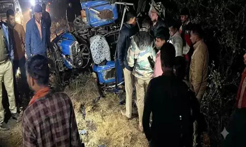 उमरिया में दर्दनाक सड़क हादसा, नदी की पुलिया के पास अनियंत्रित होकर पलटा ट्रैक्टर, चालक की मौत उमरिया में दर्दनाक सड़क हादसा, नदी की पुलिया के पास अनियंत्रित होकर पलटा ट्रैक्टर, चालक की मौत