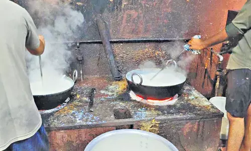 हैदराबाद में मिठाई दुकानों पर छापेमारी से हड़कंप, 5 दुकानें सील, लाखों की खाद्य सामग्री जब्त हैदराबाद में मिठाई दुकानों पर छापेमारी से हड़कंप, 5 दुकानें सील, लाखों की खाद्य सामग्री जब्त