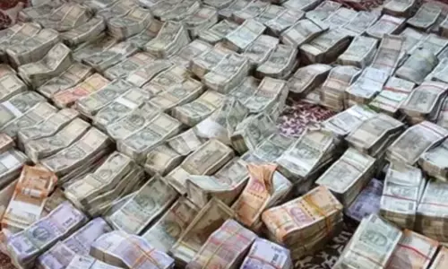 प्रयागराज में जमीन के नीचे मिला नोटों का खजाना, ड्रमों में करोड़ों की नकदी, 60 करोड़ की आशंका प्रयागराज में जमीन के नीचे मिला नोटों का खजाना, ड्रमों में करोड़ों की नकदी, 60 करोड़ की आशंका