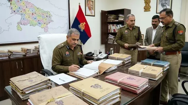 यूपी चुनाव से पहले पुलिस में फेरबदल की तैयारी, तीन साल की तैनाती वालों का मांगा ब्योरा यूपी चुनाव से पहले पुलिस में फेरबदल की तैयारी, तीन साल की तैनाती वालों का मांगा ब्योरा