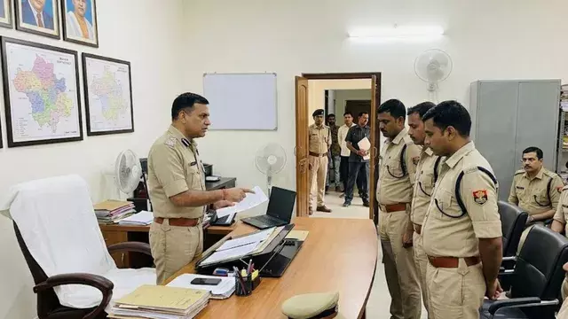 ज्वेलरी दुकान में दिनदहाड़े लूट, रोहतास एसपी ने तीन पुलिसकर्मियों को किया निलंबित ज्वेलरी दुकान में दिनदहाड़े लूट, रोहतास एसपी ने तीन पुलिसकर्मियों को किया निलंबित