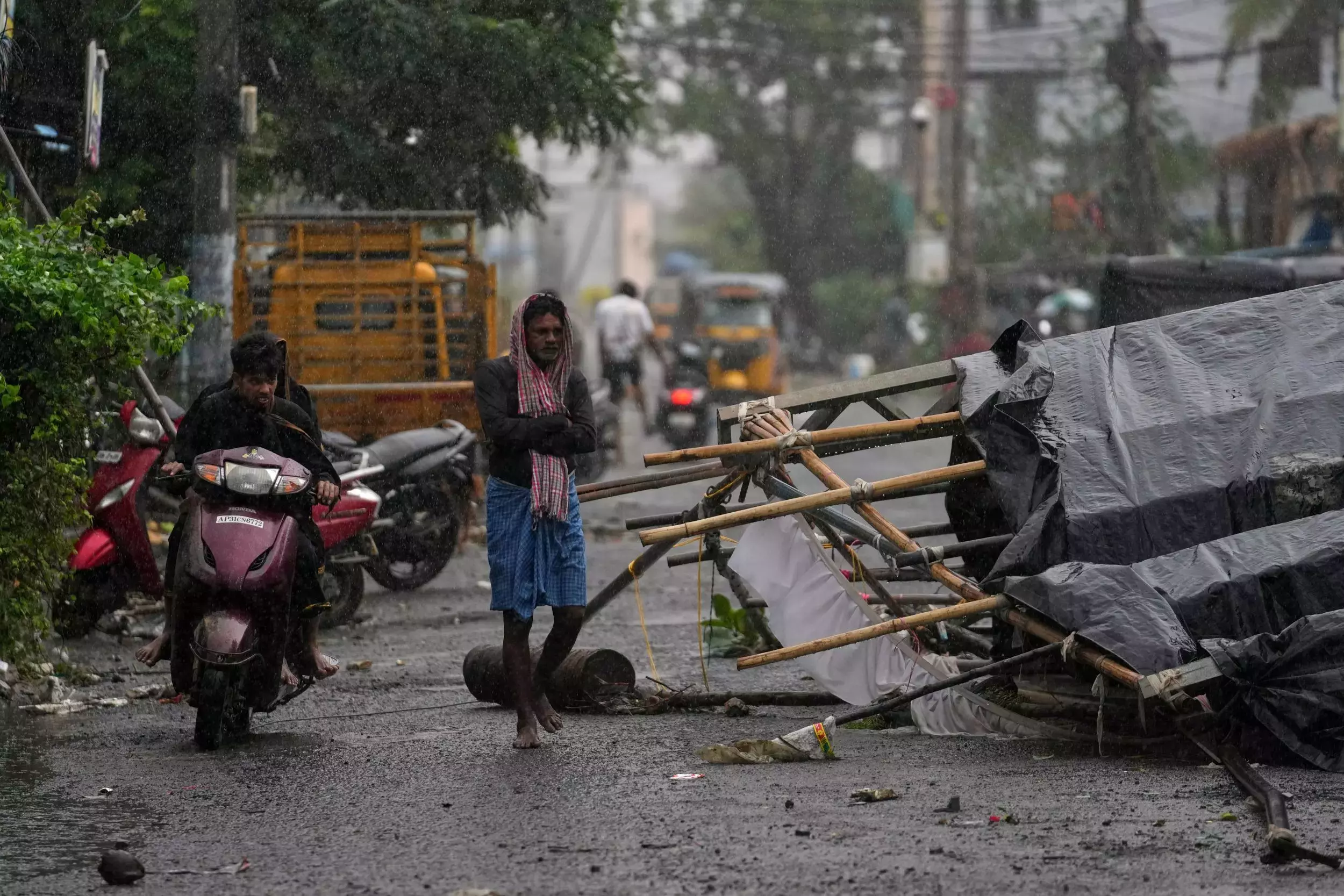 Andhra: चक्रवात अर्नब के एएसआर में घुसने से गांव अलग-थलग पड़ गए Andhra: चक्रवात अर्नब के एएसआर में घुसने से गांव अलग-थलग पड़ गए