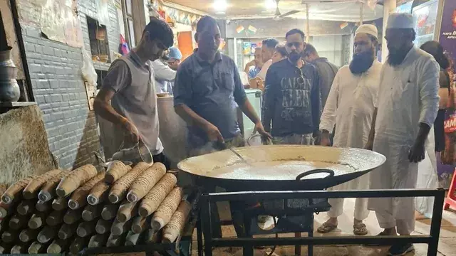 दिवाली से पहले दूध-मिठाई की जांच, आगरा के प्रतिष्ठान में मिला बोरेक्स पाउडर दिवाली से पहले दूध-मिठाई की जांच, आगरा के प्रतिष्ठान में मिला बोरेक्स पाउडर