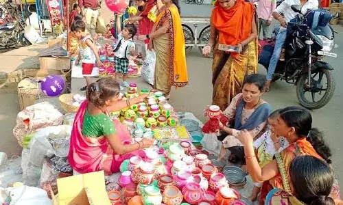 करवाचौथ को लेकर महिलाओं में उत्साह, बाजार गुलजार