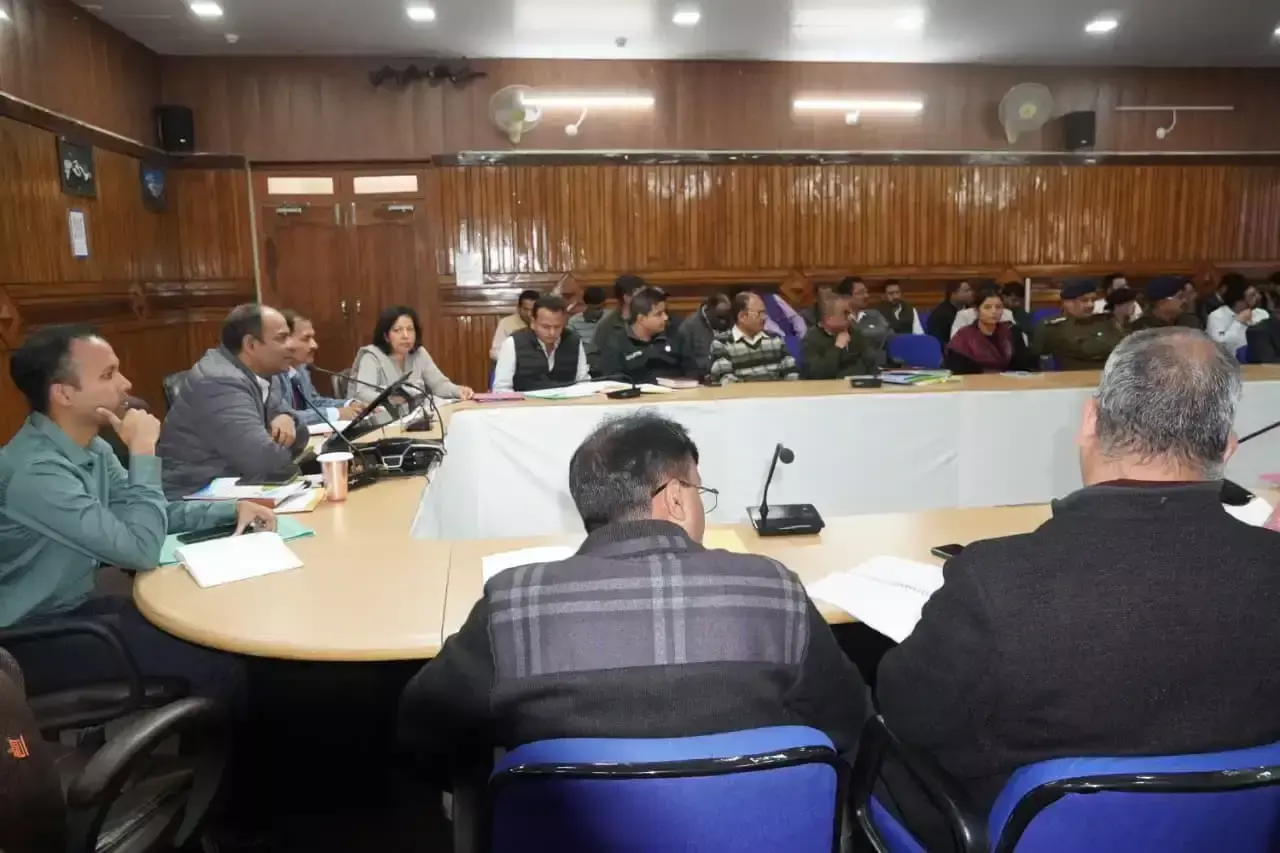 चंपावत में बैंकों के कामकाज पर डीएम ने जताई नाराजगी