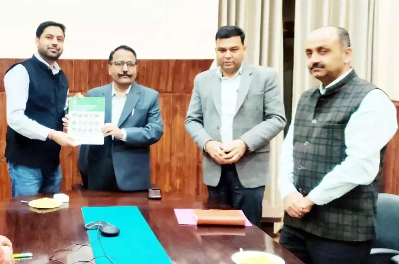 नाबार्ड की पुस्तिका में कृषि लागत का विवरण, जिलाधिकारी ने किया अनावरण