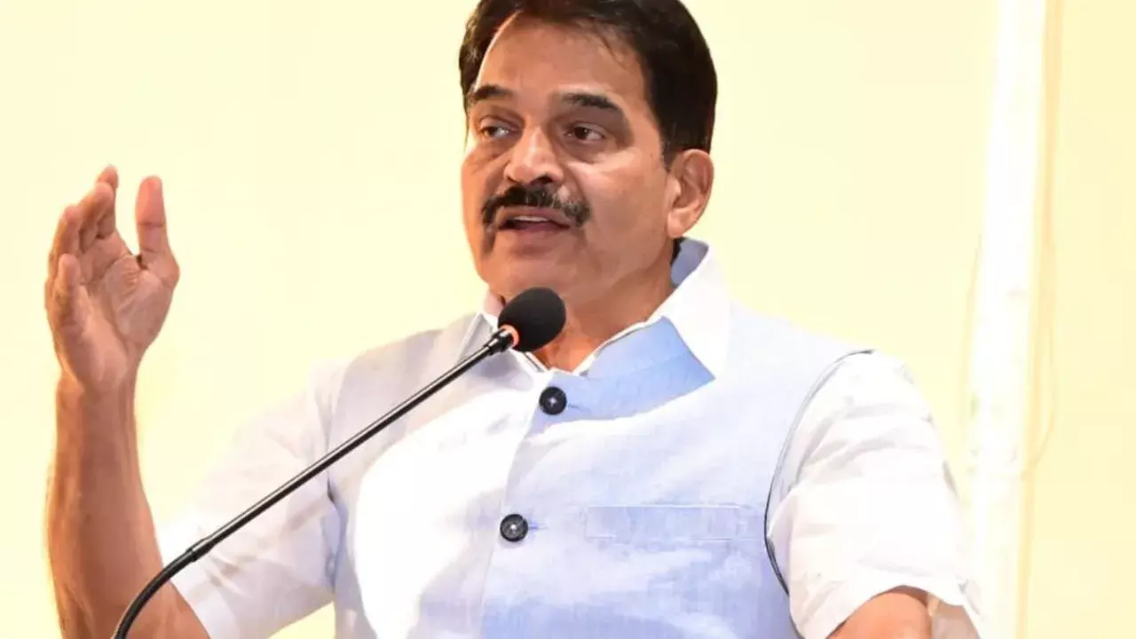 Delhi रैली के लिए ट्रेन रोकने का आरोप, सियासत तेज Delhi रैली के लिए ट्रेन रोकने का आरोप, सियासत तेज