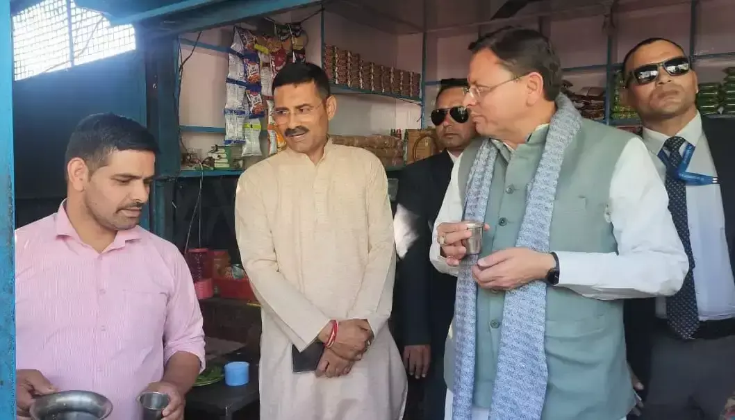 सीएम धामी ने सफर के दौरान परखी सड़क की स्थिति सीएम धामी ने सफर के दौरान परखी सड़क की स्थिति