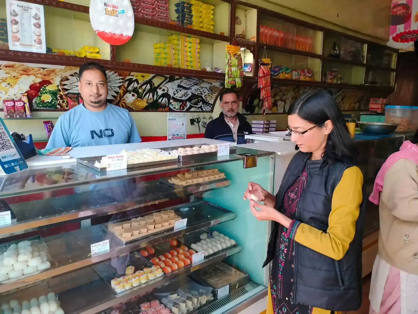 दीपावली पर मिलावट रोकने के लिए लोहाघाट में छापेमारी दीपावली पर मिलावट रोकने के लिए लोहाघाट में छापेमारी