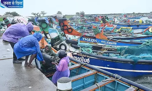 नाव में सड़ी मछलियों से निकली जहरीली गैस बनी काल, तीन मछुआरों की मौत, एक की हालत गंभीर नाव में सड़ी मछलियों से निकली जहरीली गैस बनी काल, तीन मछुआरों की मौत, एक की हालत गंभीर