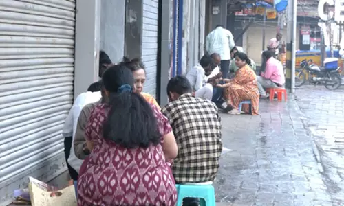 करवा चौथ पर लाजपत नगर में उमड़ी भीड़, मेहंदी लगवाने के लिए सुबह से लगी कतारें