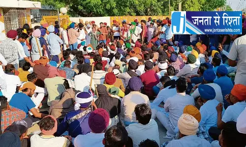 मांगों को लेकर डीसी आवास पहुंचे परिजन और प्रदर्शनकारी, किया घेराव