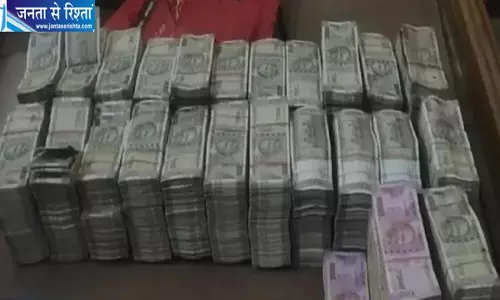 प्रयागराज में छापेमारी के दौरान तीन ड्रम और जमीन में छिपे मिले नोट, 60 करोड़ की चर्चा से हड़कंप प्रयागराज में छापेमारी के दौरान तीन ड्रम और जमीन में छिपे मिले नोट, 60 करोड़ की चर्चा से हड़कंप