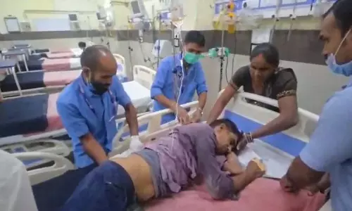 मकान का छज्जा तोड़ते समय गिरे 2 मजदूर, एक की मौत, दूसरे की हालत नाजुक मकान का छज्जा तोड़ते समय गिरे 2 मजदूर, एक की मौत, दूसरे की हालत नाजुक