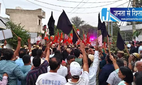 हरियाणा में भाजपा-कांग्रेस के बीच सियासी टकराव, सड़कों पर उतरे दोनों दल हरियाणा में भाजपा-कांग्रेस के बीच सियासी टकराव, सड़कों पर उतरे दोनों दल