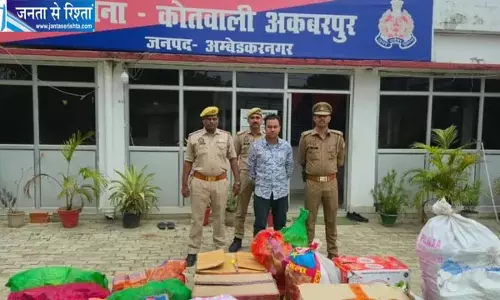 अंडे की दुकान में छिपा रखा था साढ़े चार क्विंटल पटाखों का जखीरा, पुलिस की छापेमारी में बड़ा खुलासा
