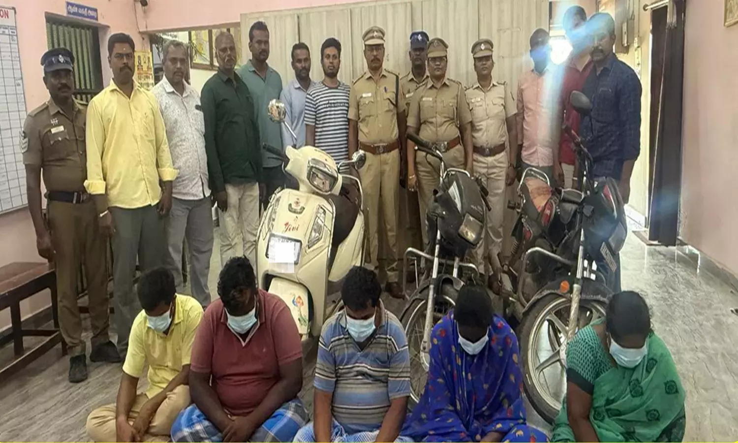 Andhra: रानीपेट पुलिस ने रेनिगुंटा में 34 दिनों के बाद लापता बच्चे का पता लगाया, 5 गिरफ्तार Andhra: रानीपेट पुलिस ने रेनिगुंटा में 34 दिनों के बाद लापता बच्चे का पता लगाया, 5 गिरफ्तार