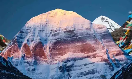 बर्फीली चोटियों के बीच पवित्र मानसरोवर, जानें इसकी रहस्यमयी मान्यताएं