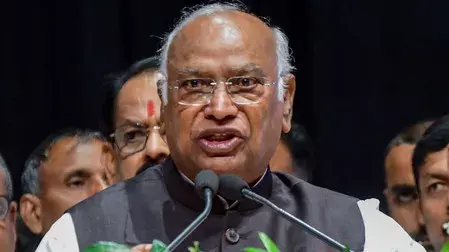 खड़गे का हुंकार: लोगों को जगाने के लिए है INDIA गठबंधन की रैली खड़गे का हुंकार: लोगों को जगाने के लिए है INDIA गठबंधन की रैली