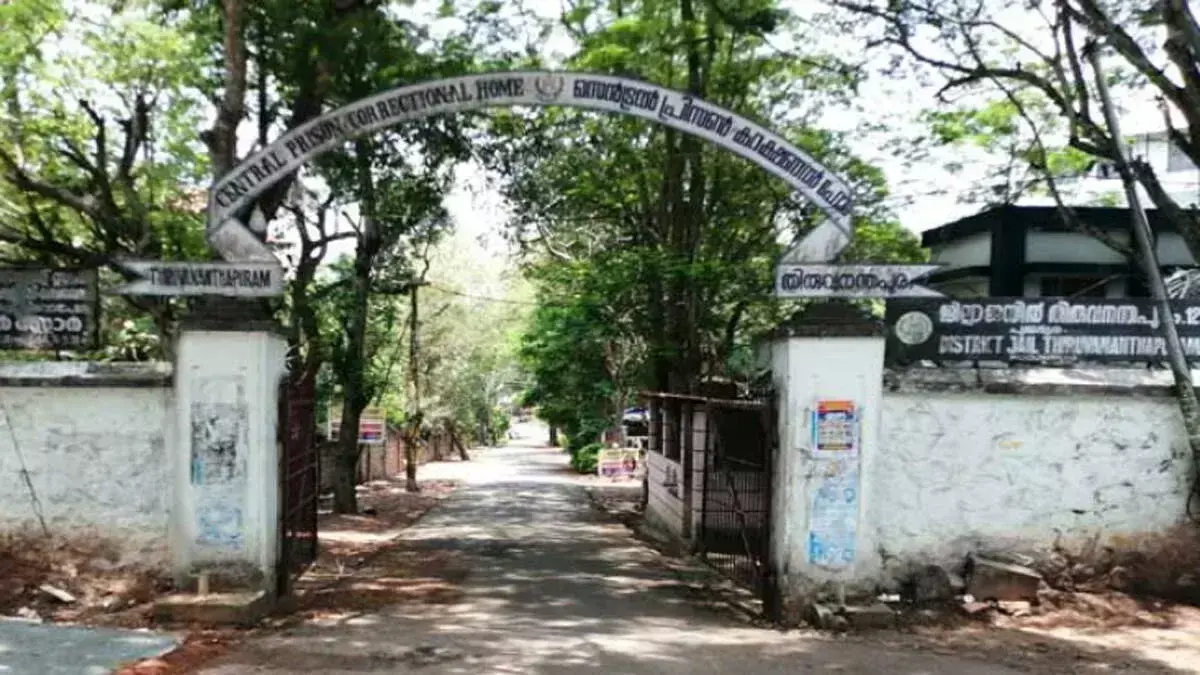 पूजप्पुरा सेंट्रल जेल में सनसनी: फंदे से लटका मिला कैदी