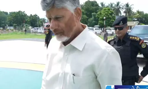 आंध्र प्रदेश में चक्रवात ने मचाई तबाही, किसानों की फसलें बर्बाद CM चंद्रबाबू नायडू ने संभाला मोर्चा आंध्र प्रदेश में चक्रवात ने मचाई तबाही, किसानों की फसलें बर्बाद CM चंद्रबाबू नायडू ने संभाला मोर्चा