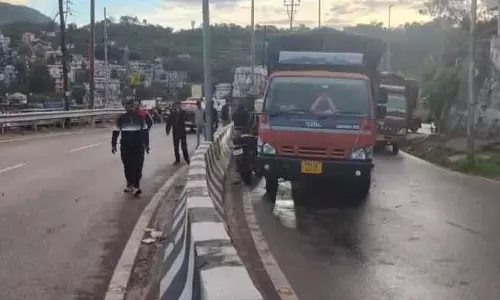 एक साथ 3 गाडिय़ों का एक्सीडेंट, पहले बाइक स्किड हुई
