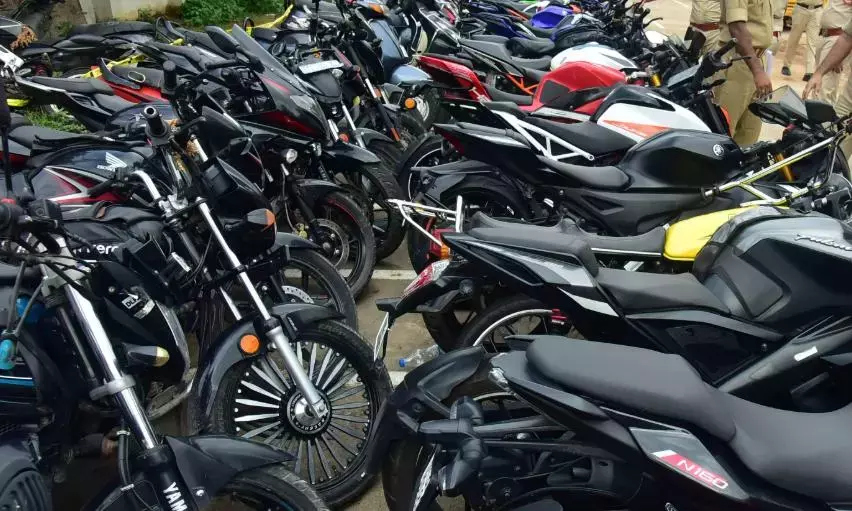 Telangana: चंदननगर पुलिस ने बाइक चोरी के आरोप में 5 युवाओं को गिरफ्तार किया, 4 बाइक जब्त कीं