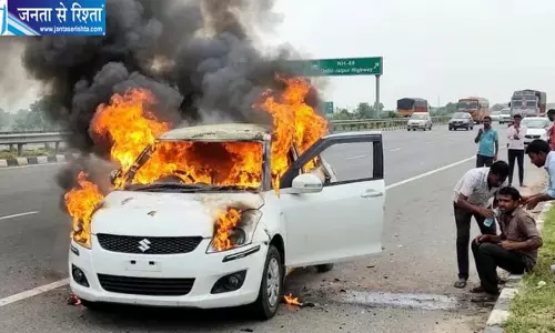 दिल्ली-जयपुर हाईवे पर चलती कार बनी आग का गोला, चालक ने समय रहते बाहर निकलकर बचाई जान