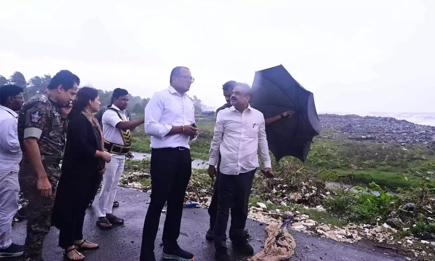 Andhra: चक्रवात से काकीनाडा जिले में 21,500 लोग प्रभावित हुए हैं Andhra: चक्रवात से काकीनाडा जिले में 21,500 लोग प्रभावित हुए हैं