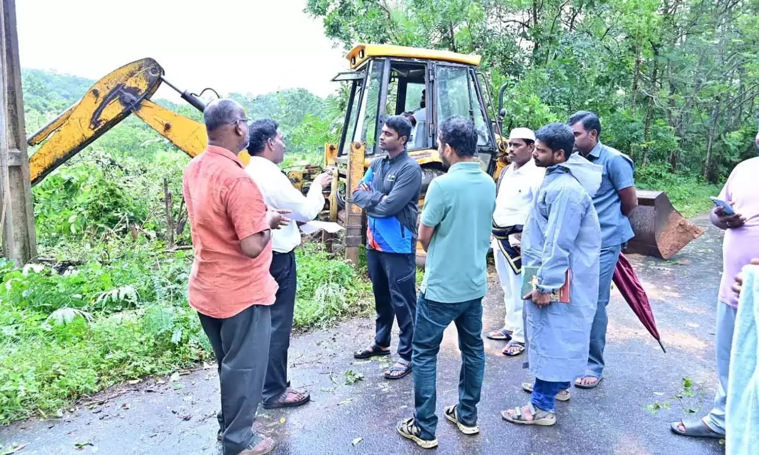 Andhra: पोलावरम जिले में 78 किमी प्रति घंटे की रफ्तार से तेज हवाएं चलीं Andhra: पोलावरम जिले में 78 किमी प्रति घंटे की रफ्तार से तेज हवाएं चलीं