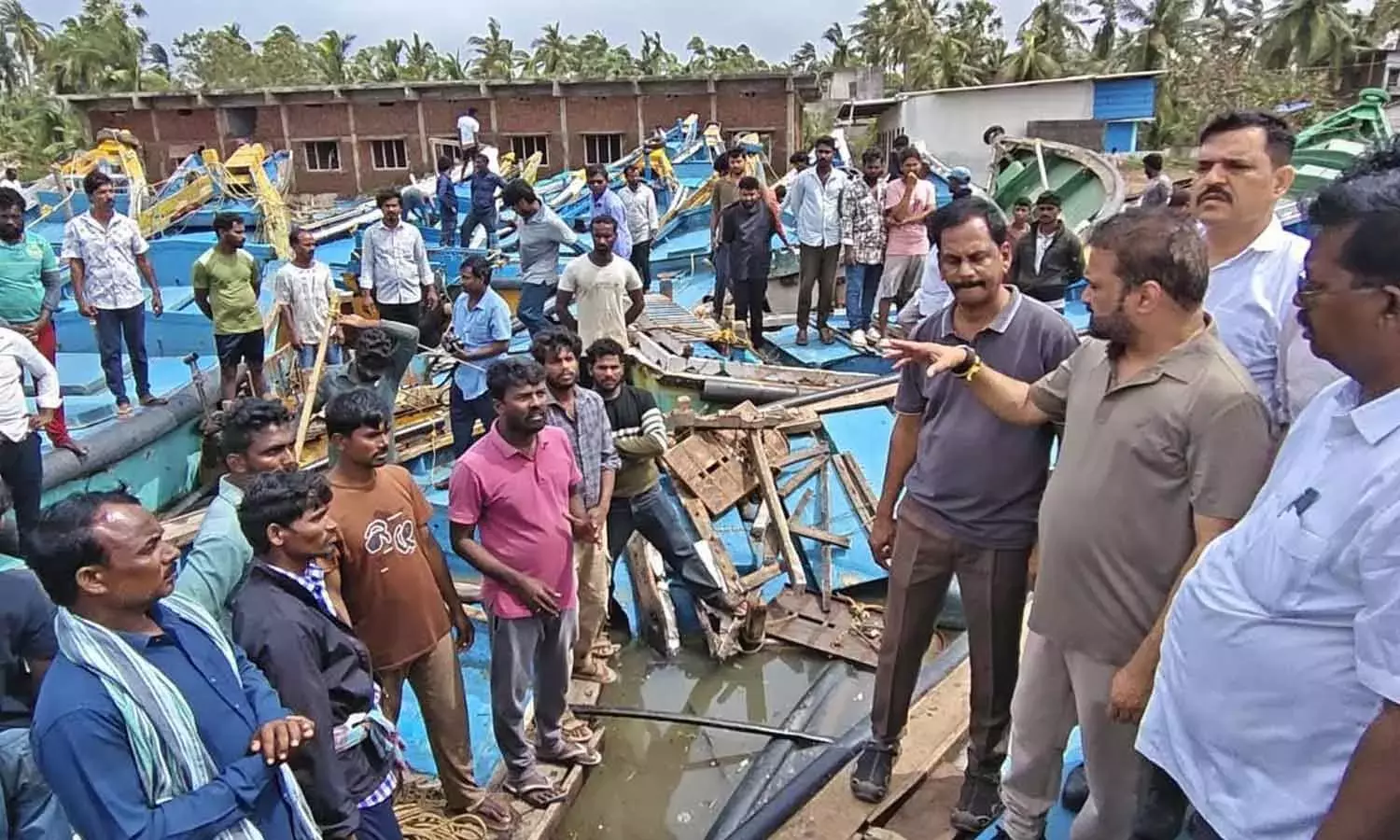 Andhra: सांसद सना ने कोनसीमा में चक्रवात प्रभावित इलाकों का दौरा किया Andhra: सांसद सना ने कोनसीमा में चक्रवात प्रभावित इलाकों का दौरा किया
