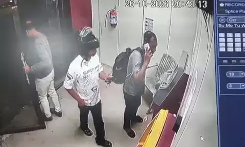 PNB ATM में सेंधमारी की कोशिश! युवकों ने कार्ड पर लगाया फेवीक्विक, अजीब हरकत से हड़कंप