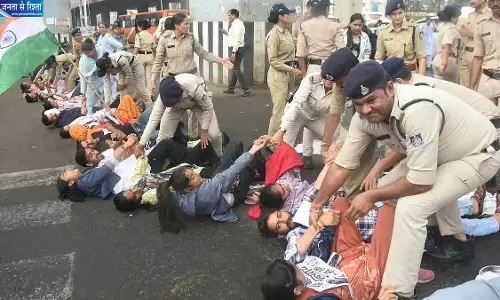 भोपाल में शिक्षक भर्ती उम्मीदवारों का हल्लाबोल, नियुक्ति पत्र के लिए सड़क जाम