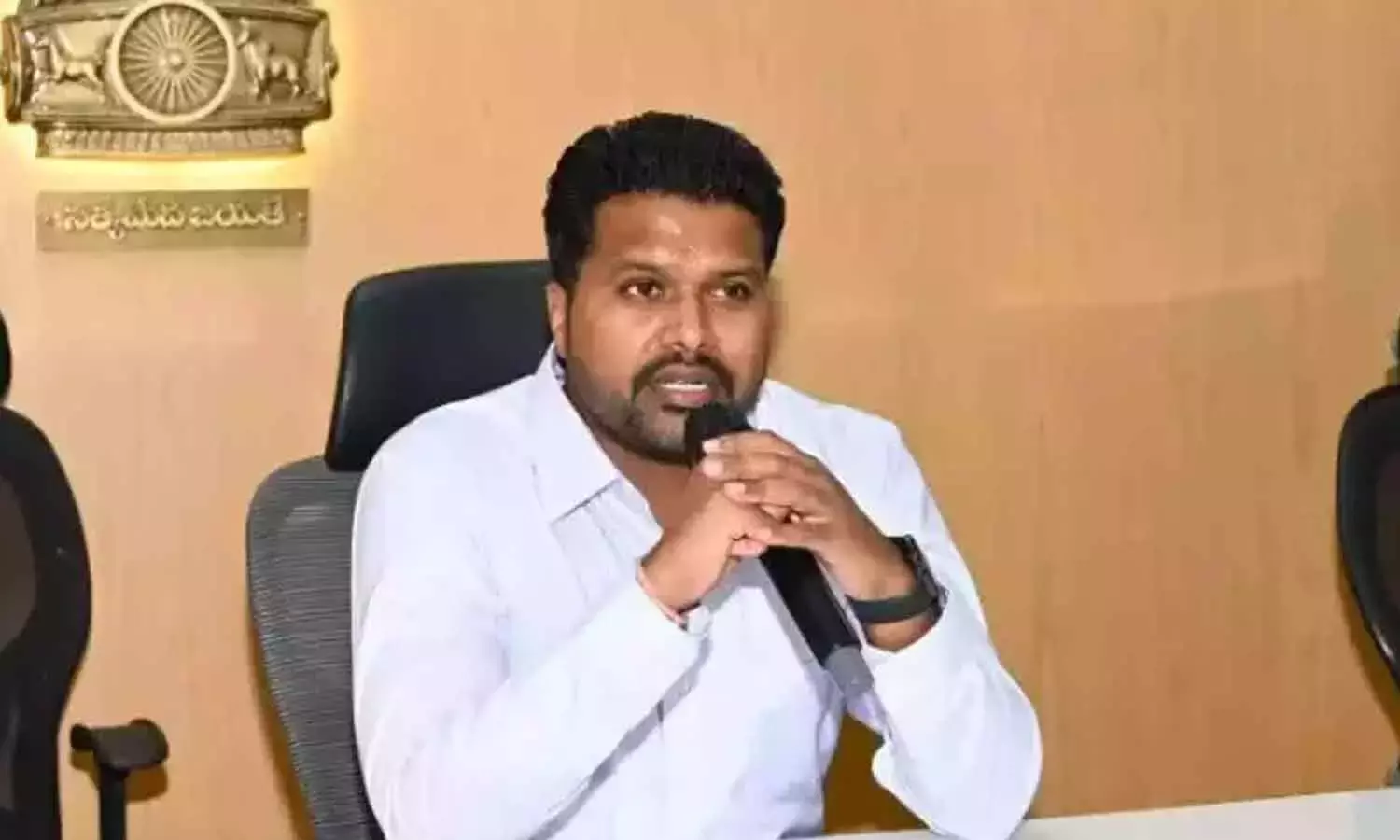 Andhra: कोनसीमा में 8K बिजली के खंभे गिर गए Andhra: कोनसीमा में 8K बिजली के खंभे गिर गए