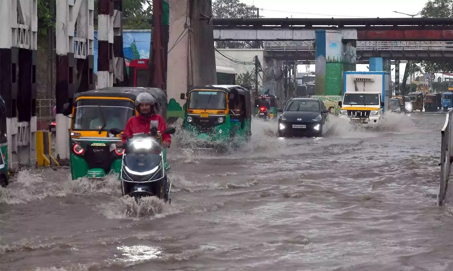 Andhra: चक्रवात अर्नब से कृष्णा, एनटीआर जिलों में जनजीवन अस्त-व्यस्त हो गया है