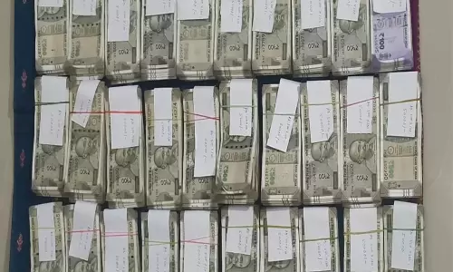 प्रयागराज में जमीन से निकला नोटों का खजाना, 3 ड्रमों में मिले करोड़ों रुपये