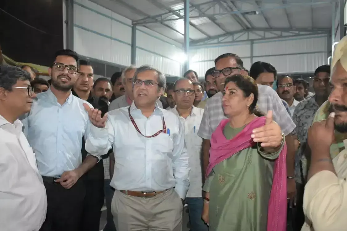 कालकाजी बाजार में व्यवस्थाओं का निरीक्षण करने पहुंचे निगमायुक्त कालकाजी बाजार में व्यवस्थाओं का निरीक्षण करने पहुंचे निगमायुक्त