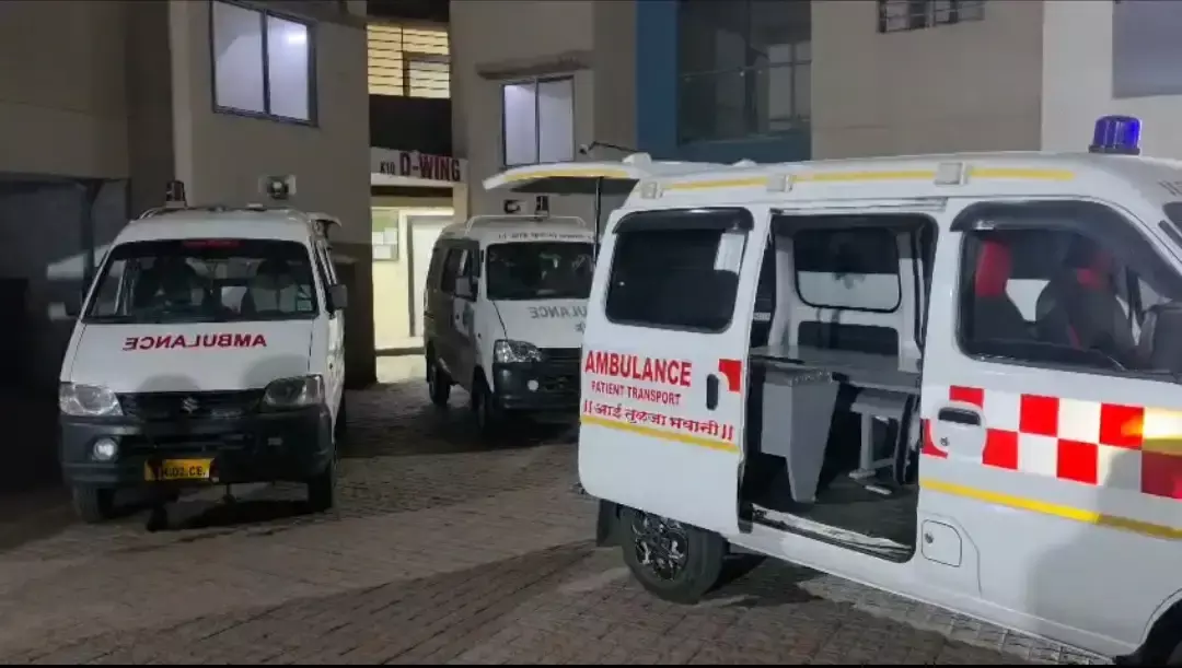 इमारत के बंद फ्लैट में मिले तीन भाई-बहनों के शव, जांच जारी इमारत के बंद फ्लैट में मिले तीन भाई-बहनों के शव, जांच जारी