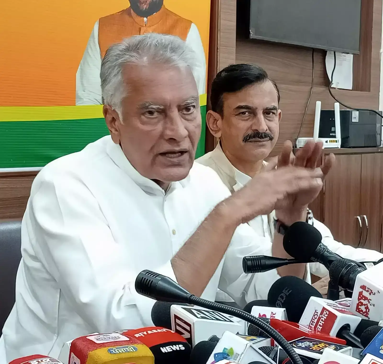 पंजाब में समय से पहले आचार संहिता लागू कराने के लिए जाखड़ ने राज्यपाल को लिखा