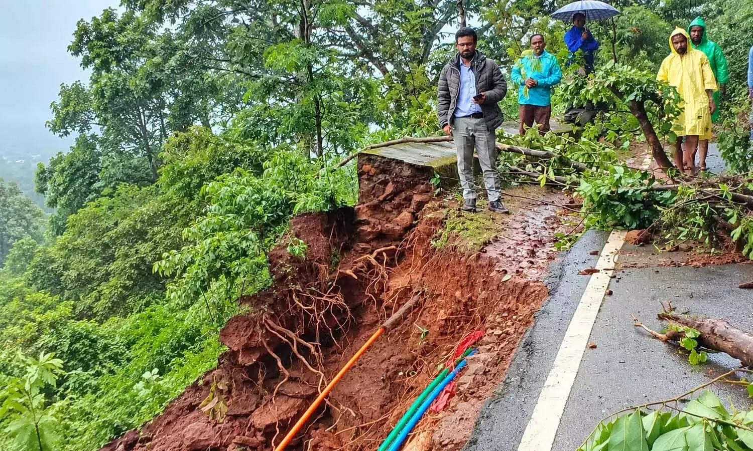 Andhra: अराकू वैली घाट रोड पर भूस्खलन का निरीक्षण किया गया Andhra: अराकू वैली घाट रोड पर भूस्खलन का निरीक्षण किया गया