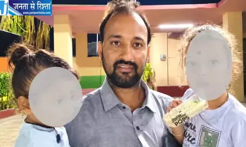 ऑटो में मां का इंतजार करते रोते रहे दो मासूम, सोशल मीडिया से मिले पिता ऑटो में मां का इंतजार करते रोते रहे दो मासूम, सोशल मीडिया से मिले पिता