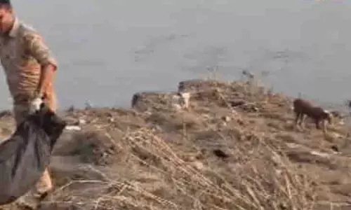 गंगा में तैरते ट्रॉली बैग से मिला युवती का शव, सनसनी गंगा में तैरते ट्रॉली बैग से मिला युवती का शव, सनसनी