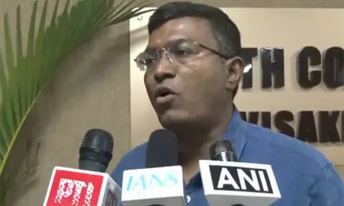 अर्नब के कहर से थमी ट्रेनों की रफ्तार, रेल यातायात प्रभावित अर्नब के कहर से थमी ट्रेनों की रफ्तार, रेल यातायात प्रभावित