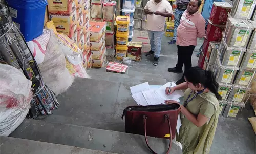 दिल्ली में मिलावटखोरों पर बड़ा एक्शन, छापेमारी में 948.9 लीटर घी जब्त दिल्ली में मिलावटखोरों पर बड़ा एक्शन, छापेमारी में 948.9 लीटर घी जब्त