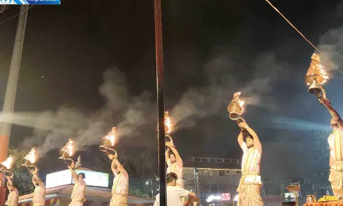 काशी में चक्रवात अर्णब का असर, बारिश में भी जारी रही गंगा आरती काशी में चक्रवात अर्णब का असर, बारिश में भी जारी रही गंगा आरती