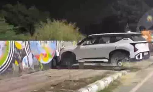 चोरों का गजब कारनामा, खड़ी कार के चारों टायर ले उड़े, ईंटों के सहारे छोड़ गए गाड़ी