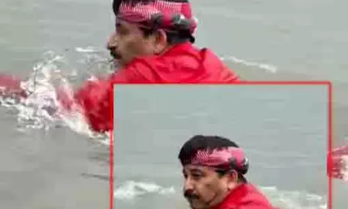 यमुना में डुबकी लगाकर मनोज तिवारी ने केजरीवाल को दी चुनौती